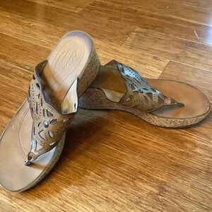Clarks wedge sandal women’s size 10 - cork heel, thong sandal